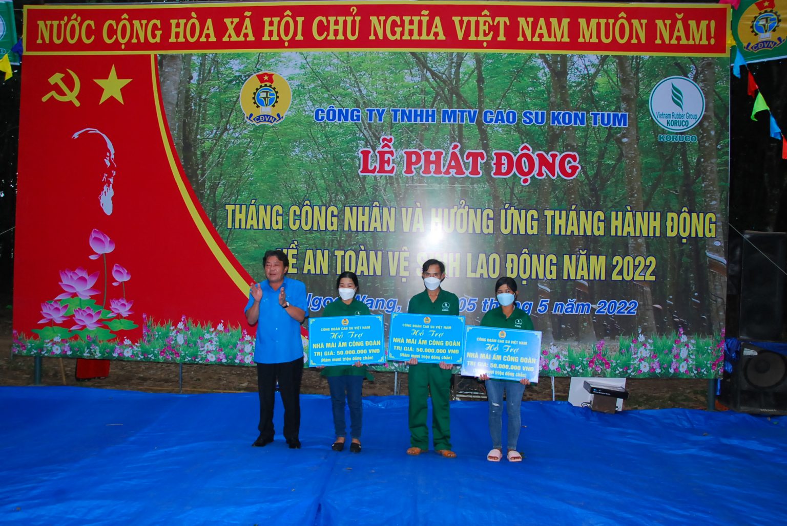 Cao su Kon Tum trao tặng nhiều phần quà ý nghĩa cho công nhân khó khăn