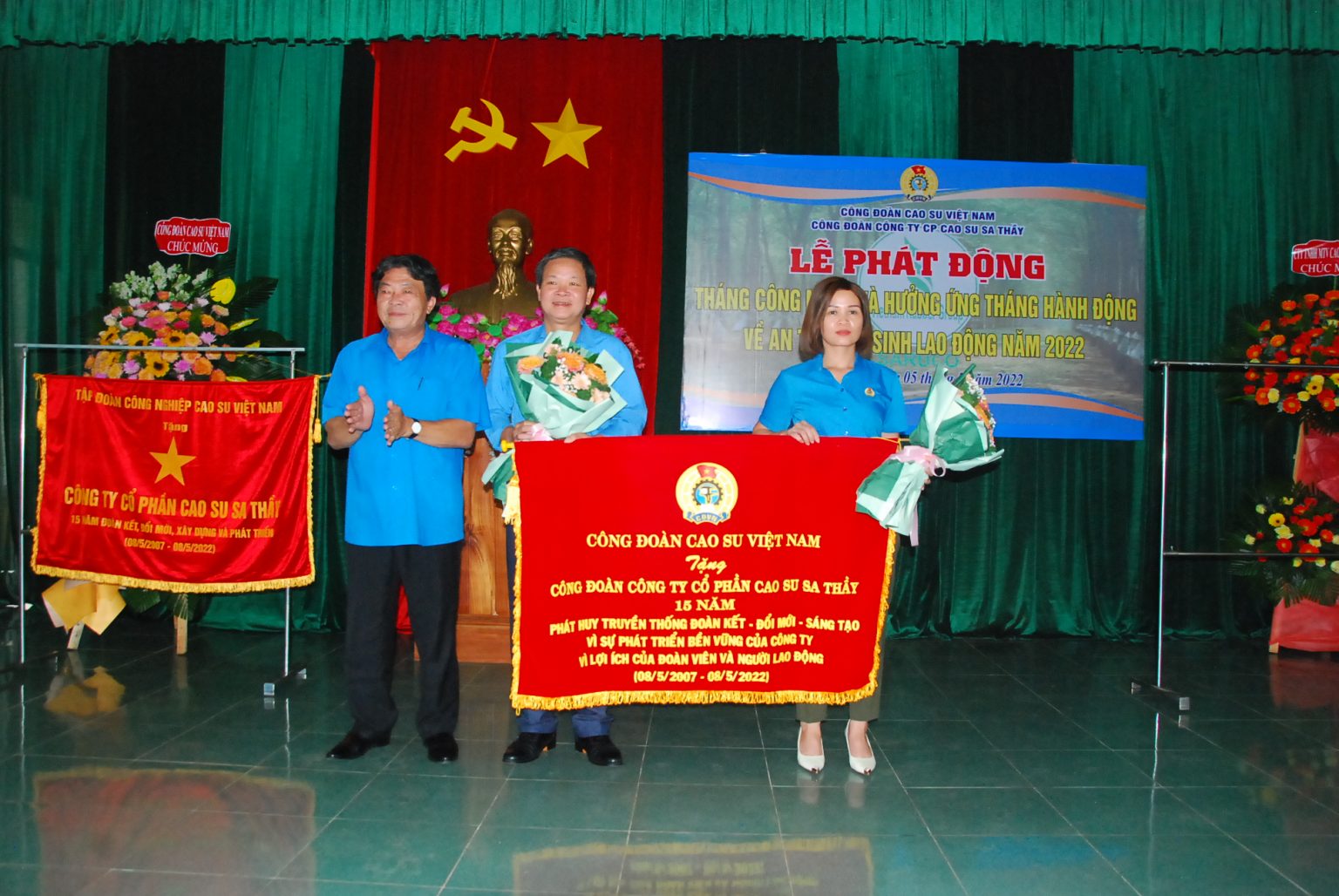 Cao su Sa Thầy trao 217 suất quà tại lễ phát động Tháng Công nhân