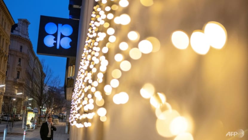 OPEC + đồng ý cắt giảm sản lượng để vực dậy giá dầu