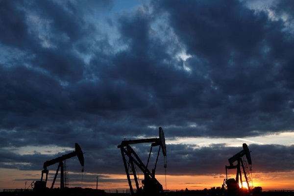 Giá dầu giảm khi OPEC+ tăng sản lượng