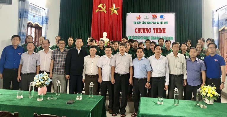Hội Doanh nhân trẻ và Đoàn Thanh niên VRG tặng quà các công ty miền Trung