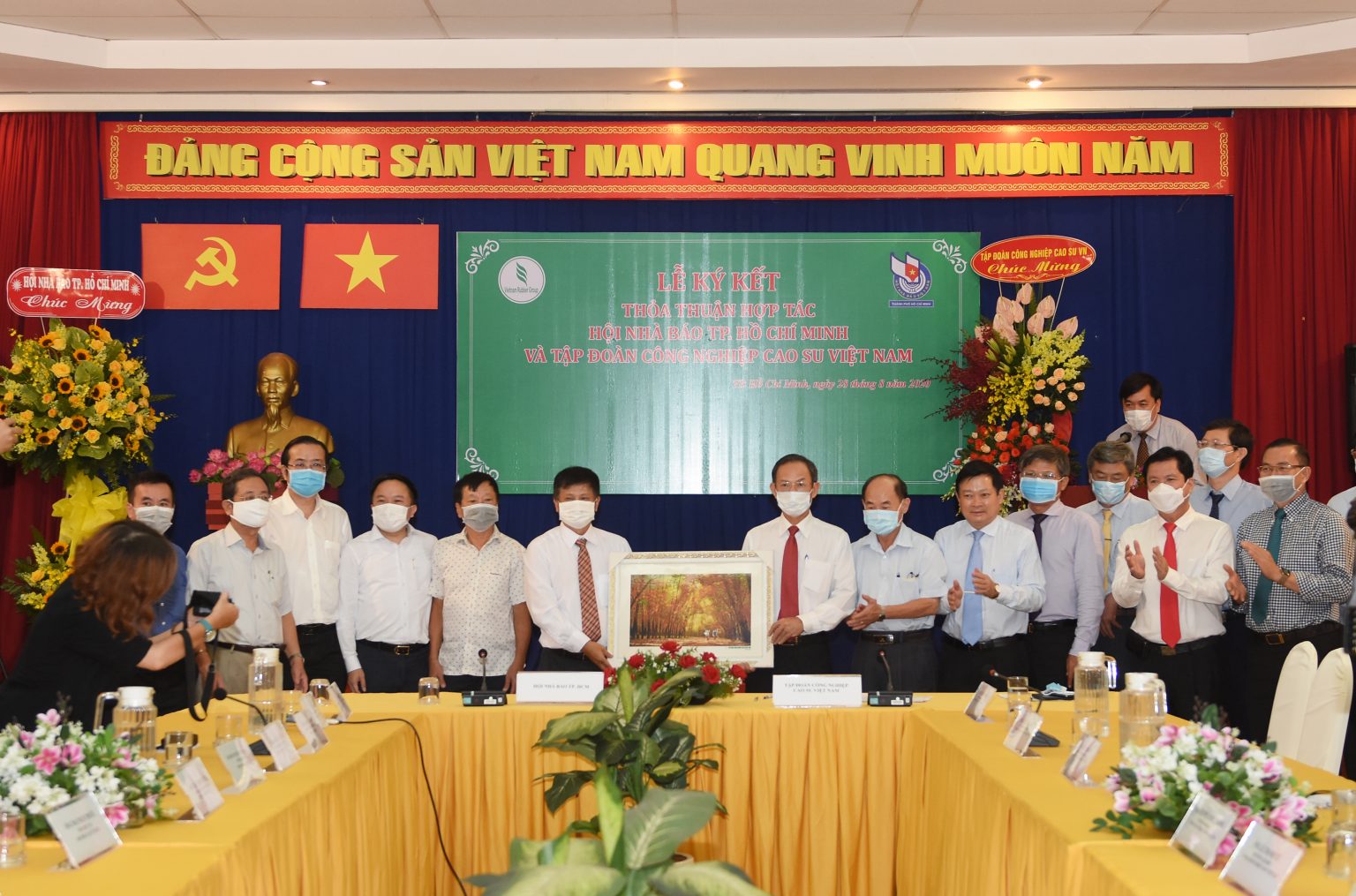 VRG ký kết chương trình hợp tác với Hội Nhà báo TP.HCM