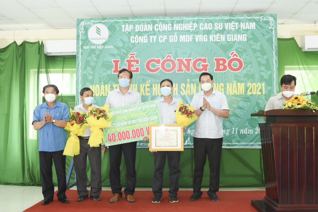 Công ty Cổ phần Gỗ MDF VRG Kiên Giang về trước kế hoạch sản lượng 50 ngày