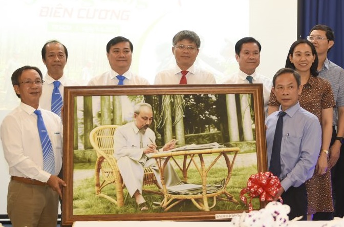 Báo Thanh Niên và VRG thực hiện chương trình Gương sáng biên cương