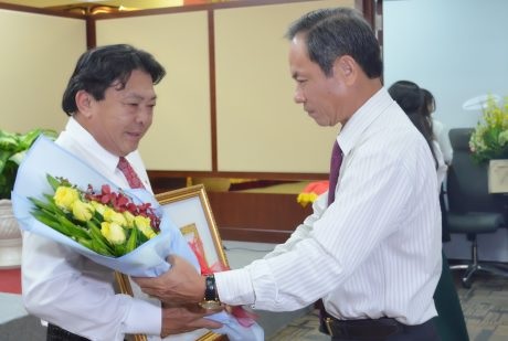 Trao Huy hiệu 30 năm tuổi Đảng cho đồng chí Phan Mạnh Hùng