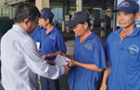 Hội doanh nhân trẻ VRG trao quà công nhân khó khăn