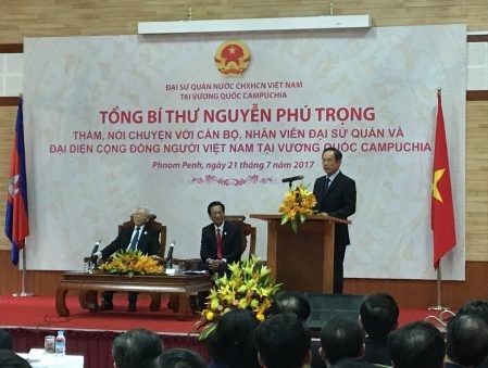 TGĐ VRG Trần Ngọc Thuận báo cáo Tổng Bí thư Nguyễn Phú Trọng về chương trình trồng cao su ở Campuchia