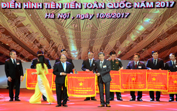 VRG đón nhận Cờ thi đua của Chính phủ năm 2016