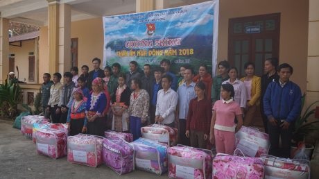 Đoàn Thanh niên Cao su Lai Châu II trao chăn ấm cho đoàn viên