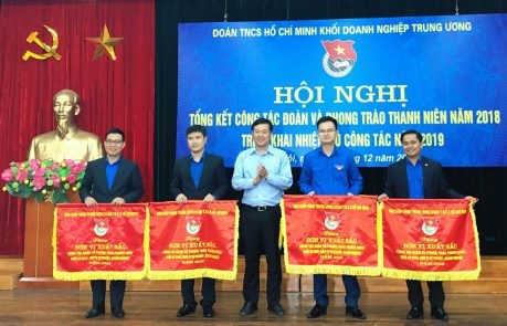 Đoàn Thanh niên VRG nhận Cờ thi đua xuất sắc