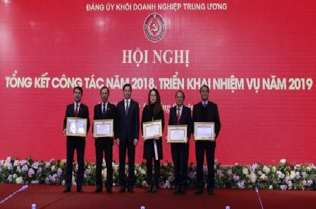 Đảng bộ VRG nhận bằng khen xuất sắc của Đảng ủy khối DNTW