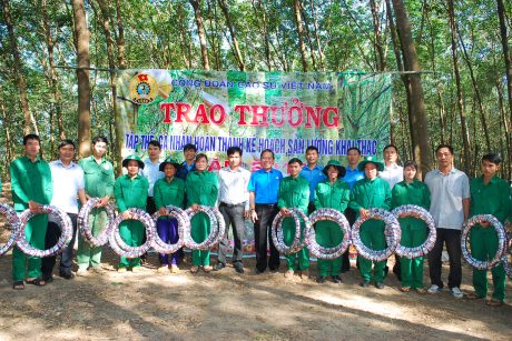 Công đoàn Cao su VN động viên, khen thưởng cho tập thể và cá nhân về đích sớm